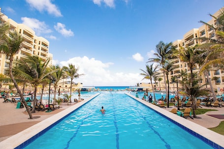 4 piscinas al aire libre, sombrillas, sillones reclinables de piscina