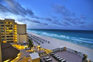 On the beach, white sand, sun loungers, beach umbrellas - The Royal Sands Resort & Spa All Inclusive (Cancun)