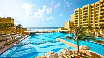 4 albercas al aire libre, sombrillas en la alberca y camastros