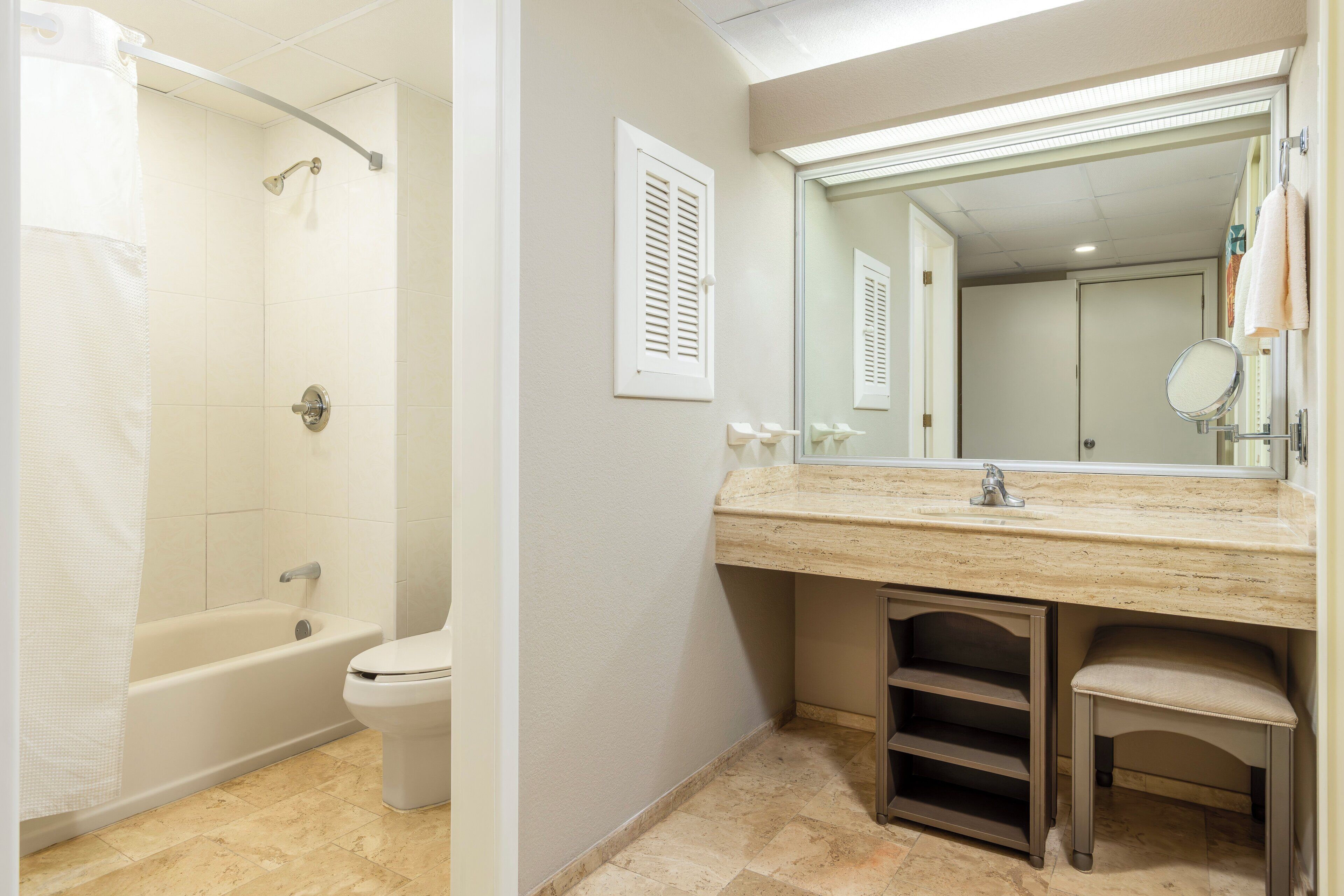 Combined shower/bathtub, free toiletries, hair dryer, towels