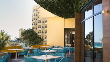 4 间餐厅,供应早餐、午餐和晚餐,国际美食