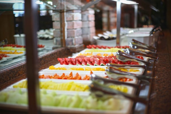 A buffet with various fruits and vegetables. - Holiday Inn Club Vacations The Royal Sands by IHG - All inclusive (Cancun)