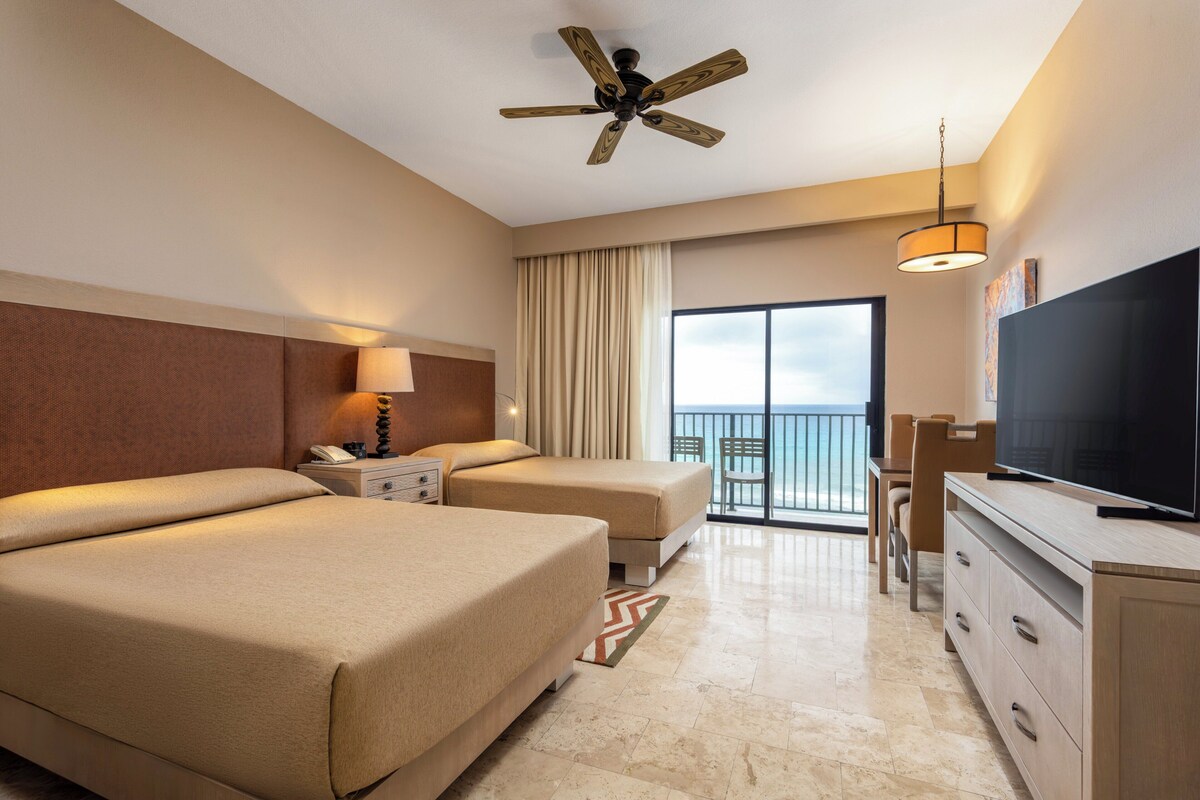Junior suite, 2 tweepersoonsbedden, aan het strand | Luxe beddengoed, pillowtop-bedden, een kluis op de kamer, een bureau