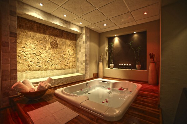 Sauna, hot tub, steam room, body treatments, body wraps, facials - Holiday Inn Club Vacations The Royal Sands by IHG (Cancun)
