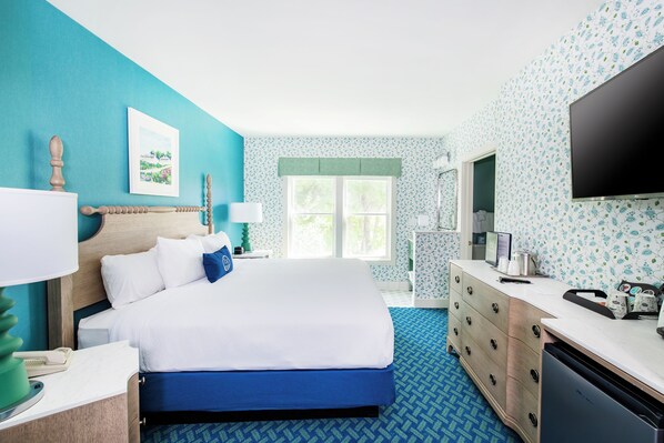 Deluxe Room, 1 King Bed | Premium bedding, pillow-top beds, in-room safe, iron/ironing board