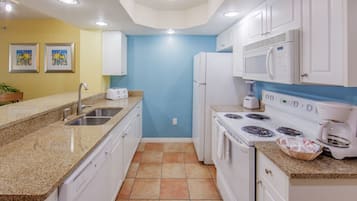 Réfrigérateur, micro-ondes, cafetière/bouilloire, grille-pain