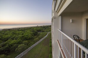 Ein Balkon mit Blick auf das Meer und Grün.