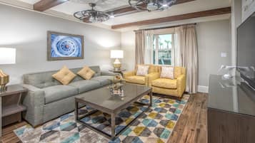 Signature villa, 2 slaapkamers | Woonruimte | Een 30-inch televisie met kabelzenders