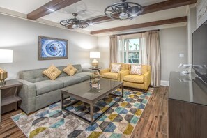 Signature villa, 2 slaapkamers | Woonruimte | Een 30-inch televisie met kabelzenders