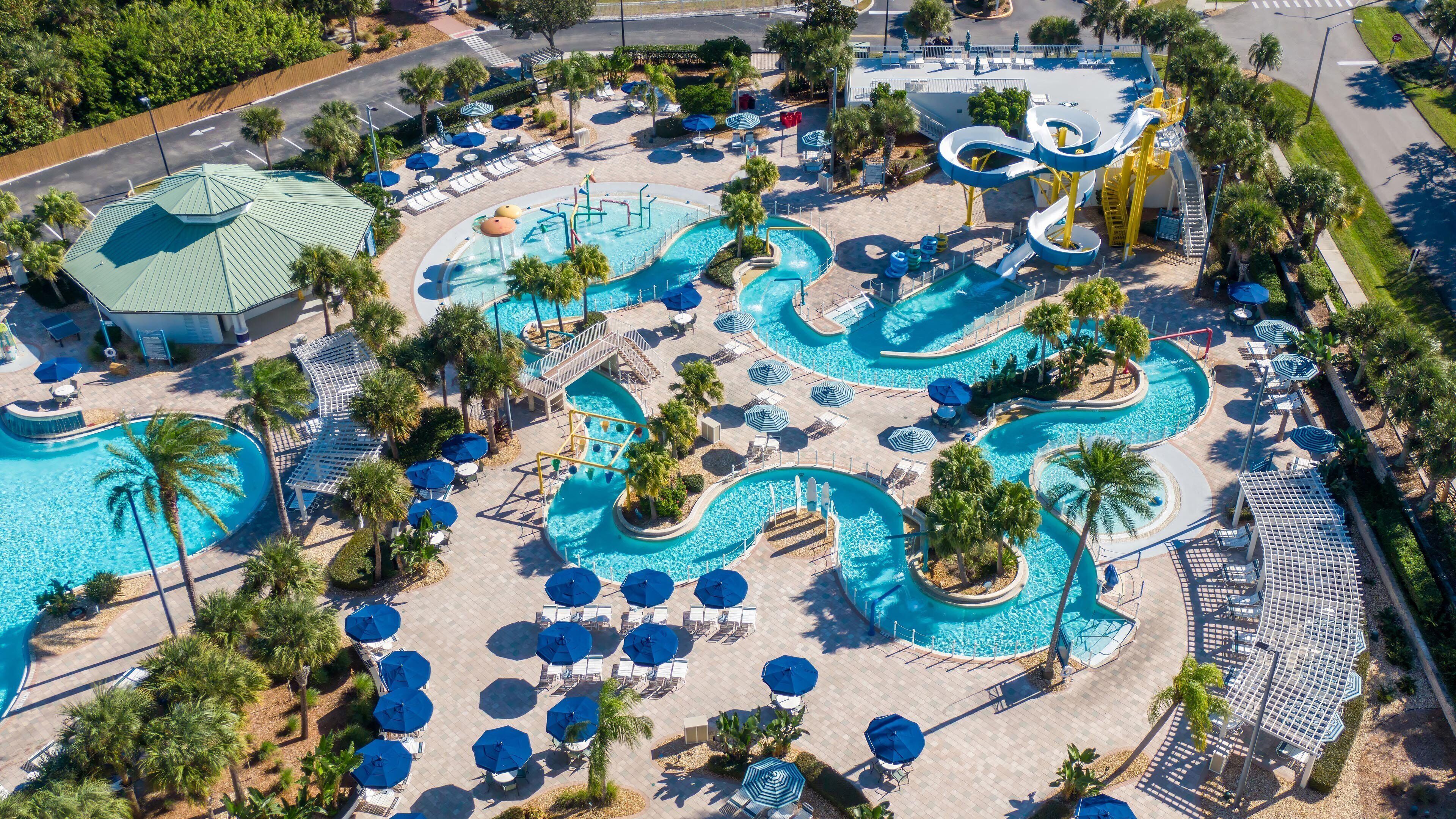 3 piscine all'aperto, ombrelloni da piscina, lettini