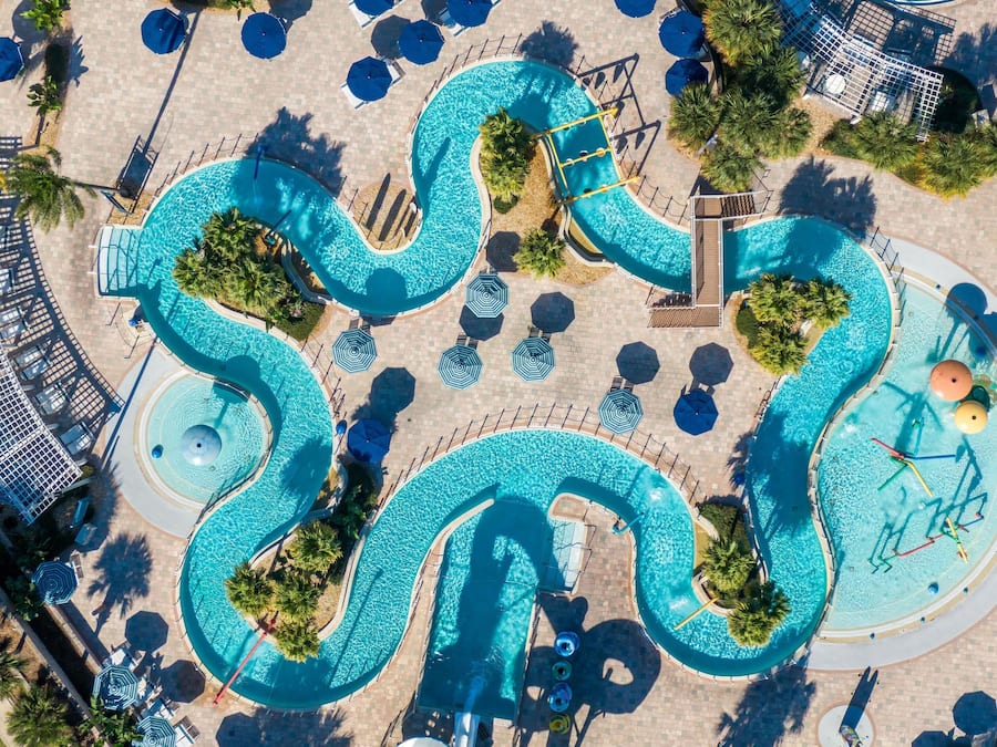 3 piscinas al aire libre, sombrillas, sillones reclinables de piscina