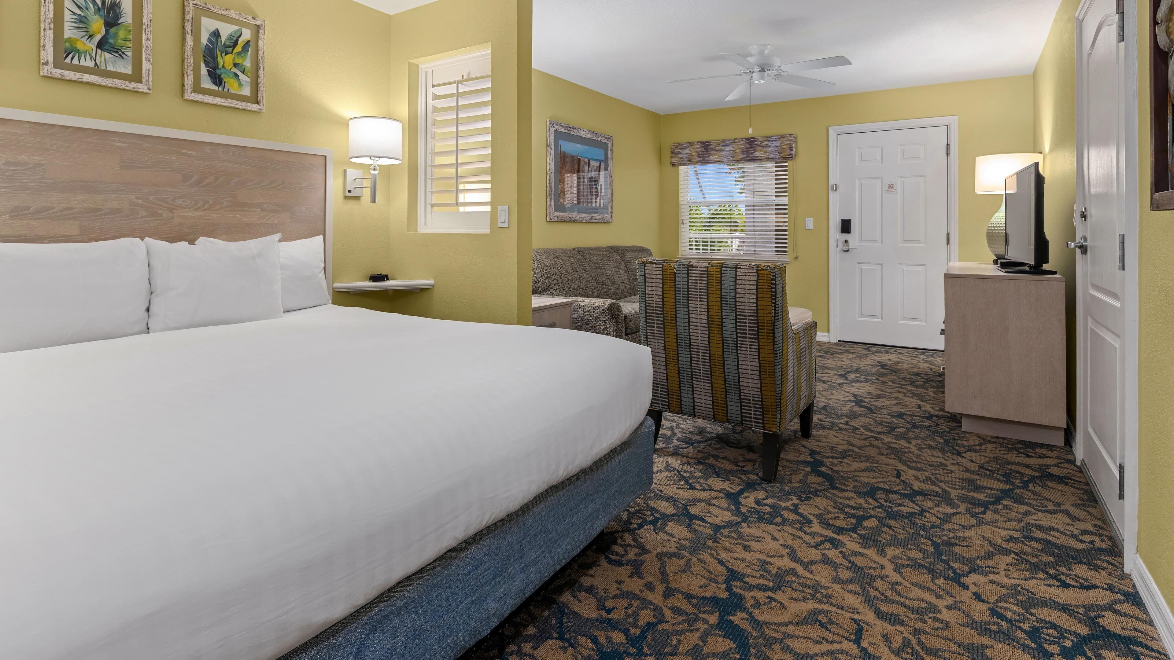 Una cassaforte in camera, tende oscuranti, ferro/asse da stiro