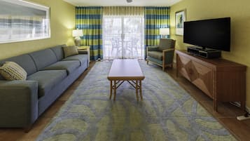 Cofres nos quartos, cortinas blackout, ferros/tábuas de passar roupa