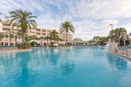 3 piscinas al aire libre, sombrillas, sillones reclinables de piscina