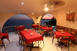 2 restaurantes; se sirven desayunos 