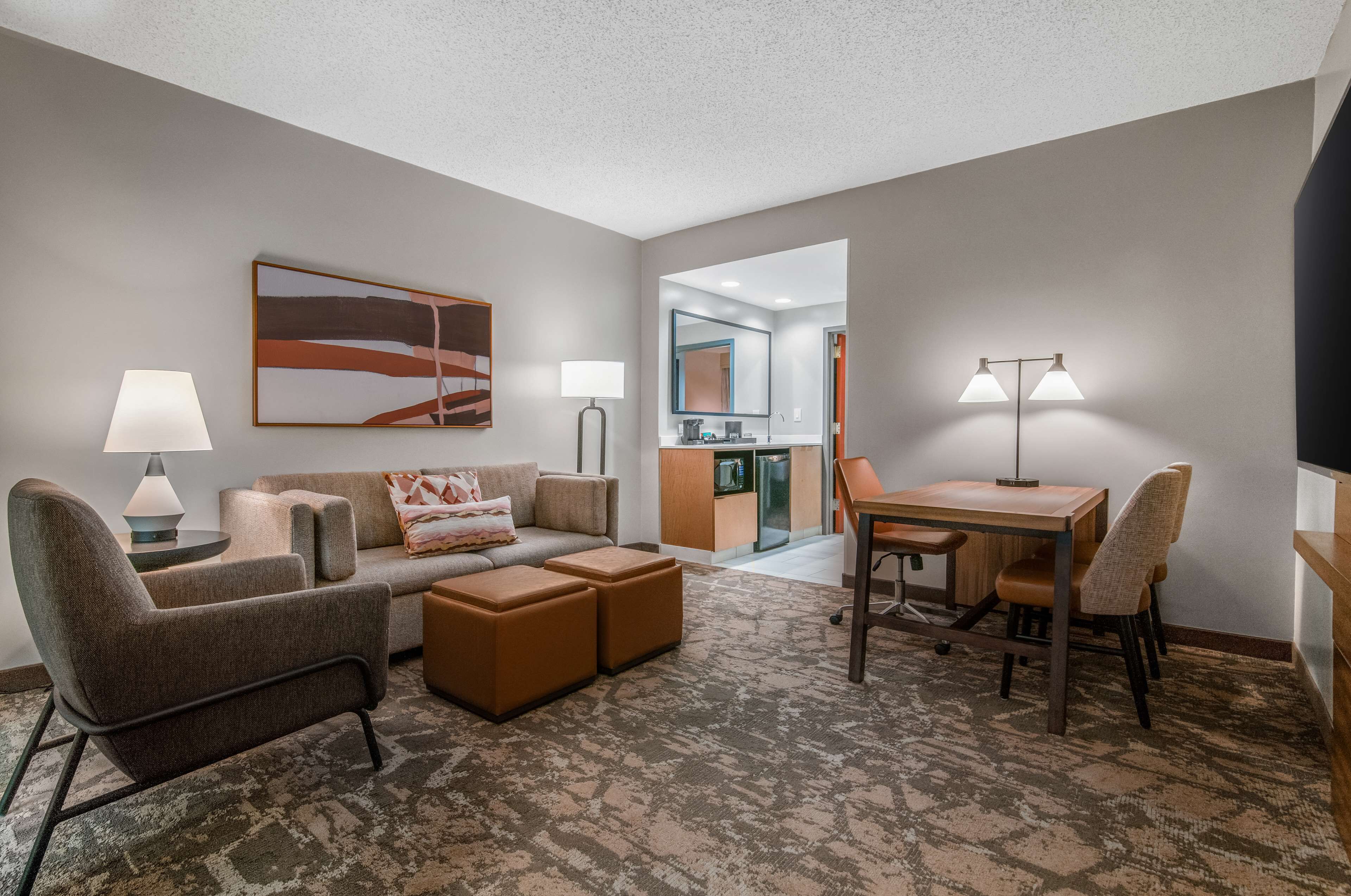 En 27-tommers TV med kabel-kanaler samt MP3-dokkingstasjon