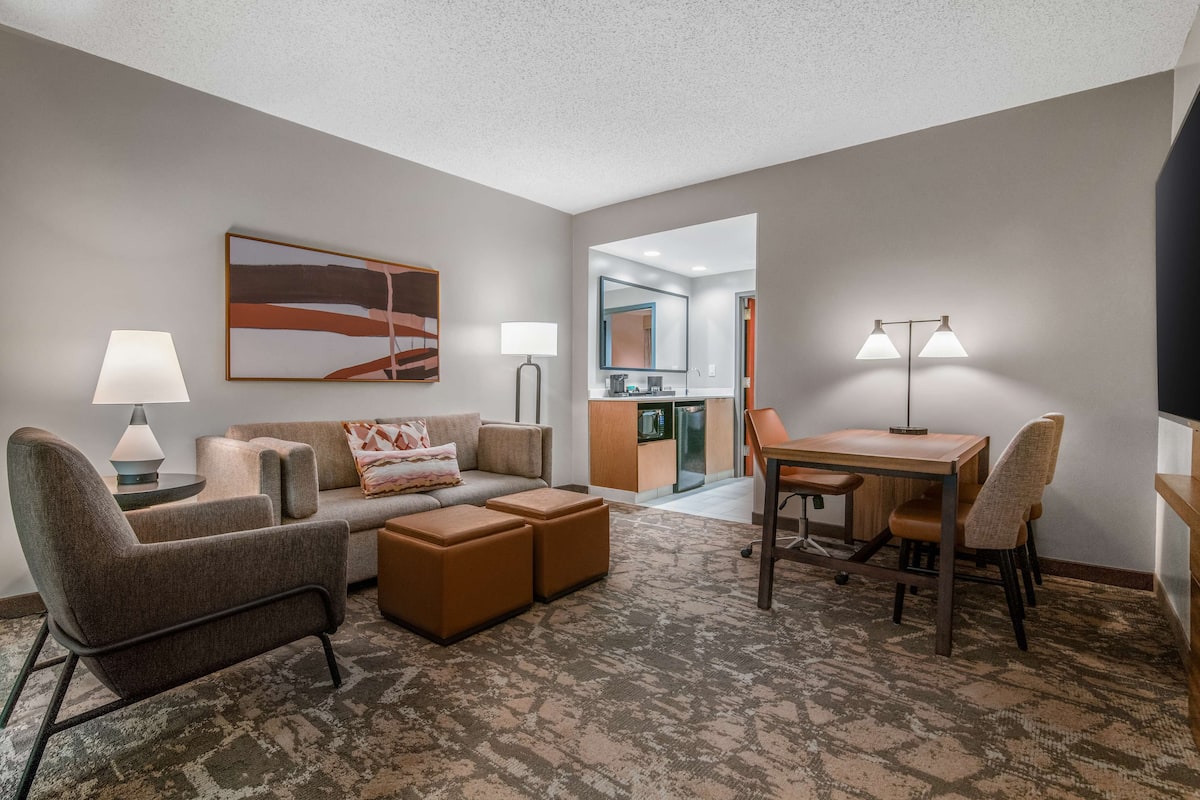 En 27-tommers TV med kabel-kanaler samt MP3-dokkingstasjon