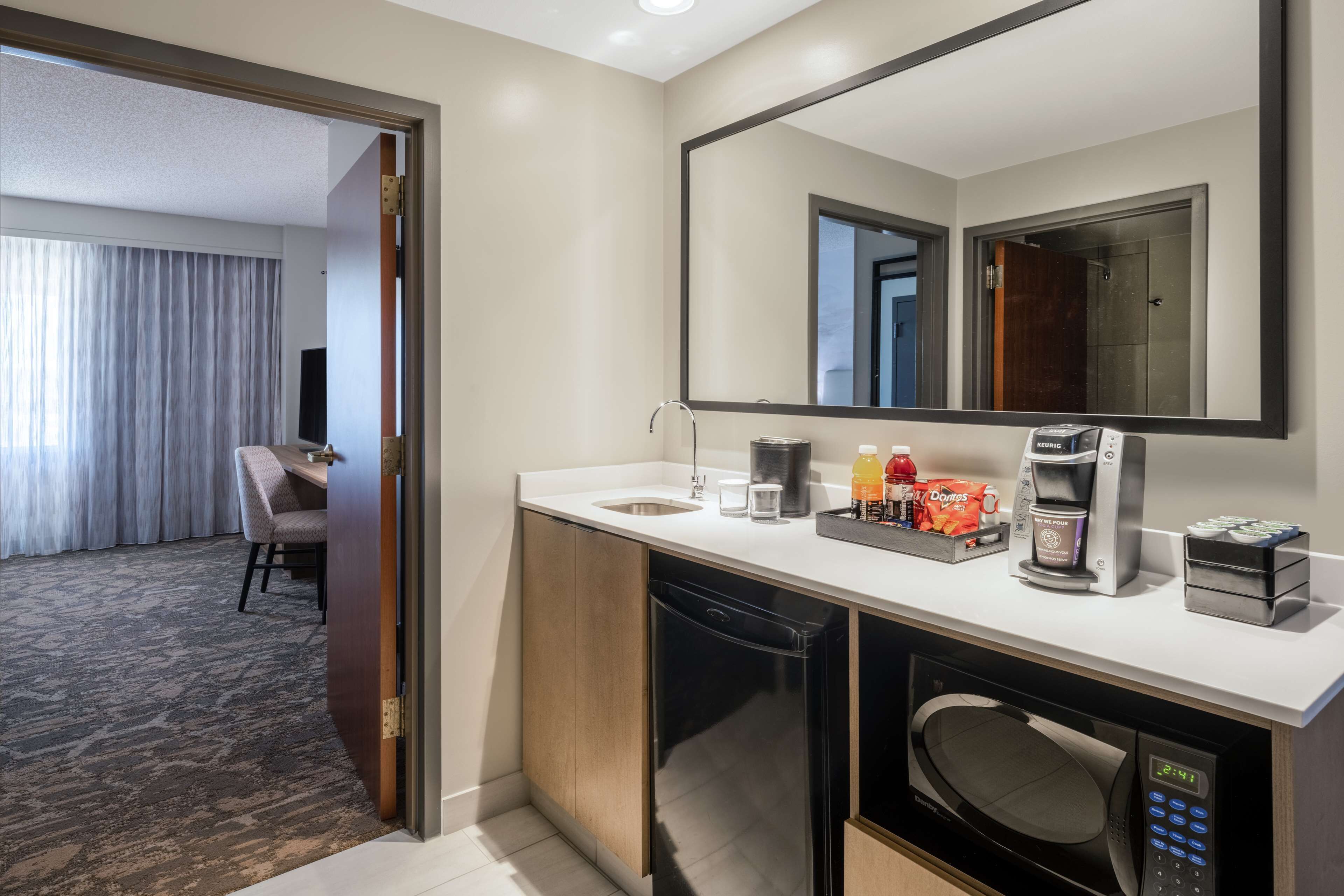 1 soverom, safe på rommet, skrivebord og strykejern/-brett