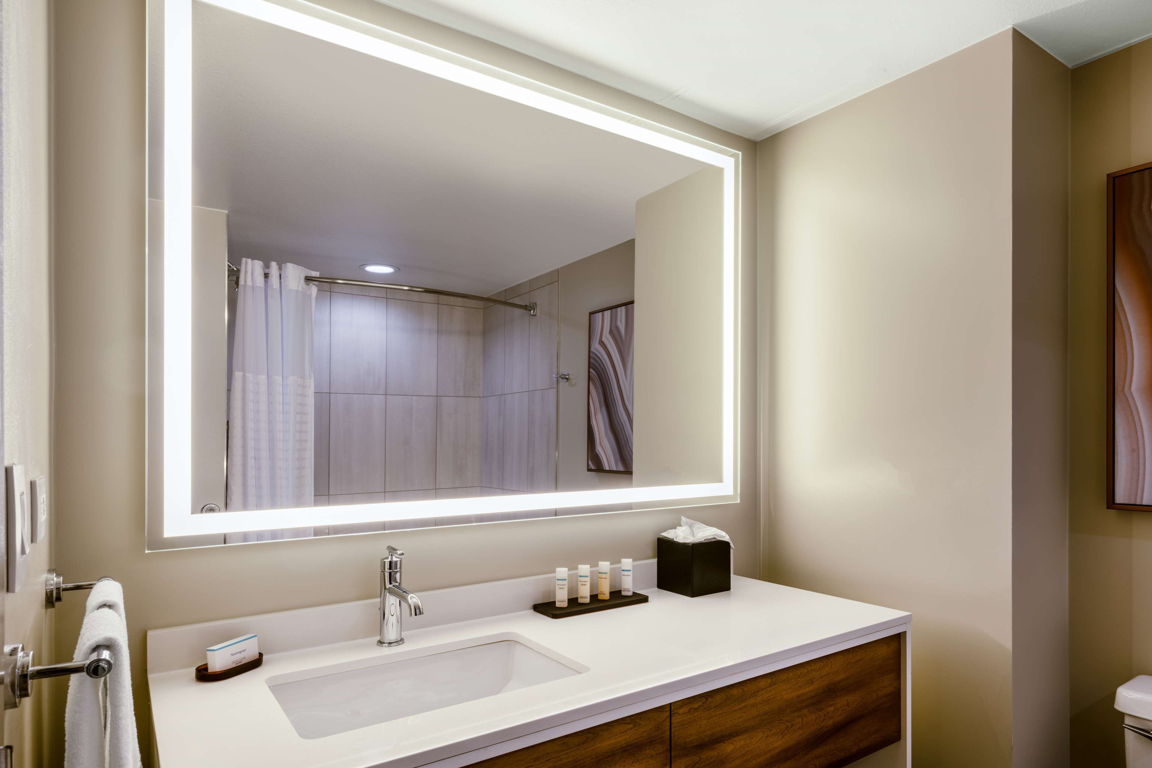 Ensemble douche/baignoire, articles de toilette gratuits, sèche-cheveux