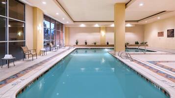 Piscine couverte, chaises longues
