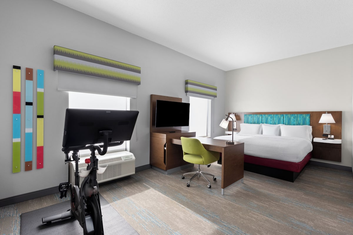 Room, 1 King Bed, Non Smoking (With Peloton)