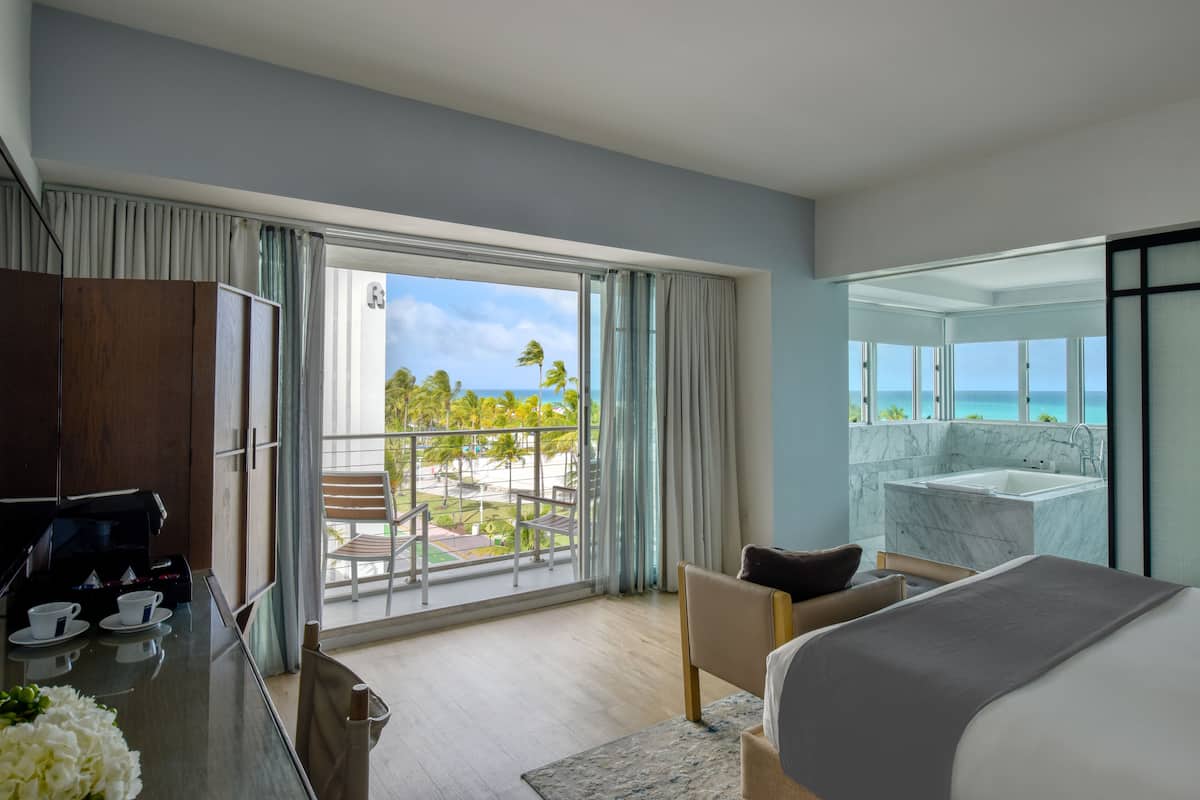 Suite, 1 kingsize bed | 1 slaapkamer, luxe beddengoed, een minibar, een kluis op de kamer