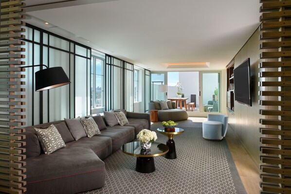 Penthouse Victor | Living area | 46-inch flat-screen TV with satellite channels, Smart TV, iPod dock - Hotel Victor (Miami Beach)