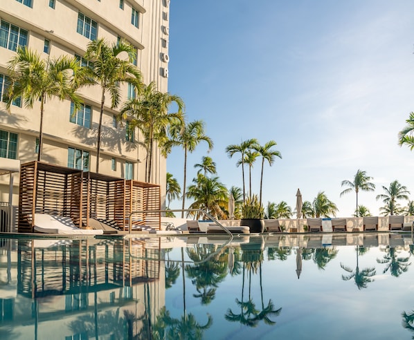 Piscine extérieure, cabanons gratuits, chaises longues