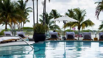 Outdoor pool, free cabanas, sun loungers