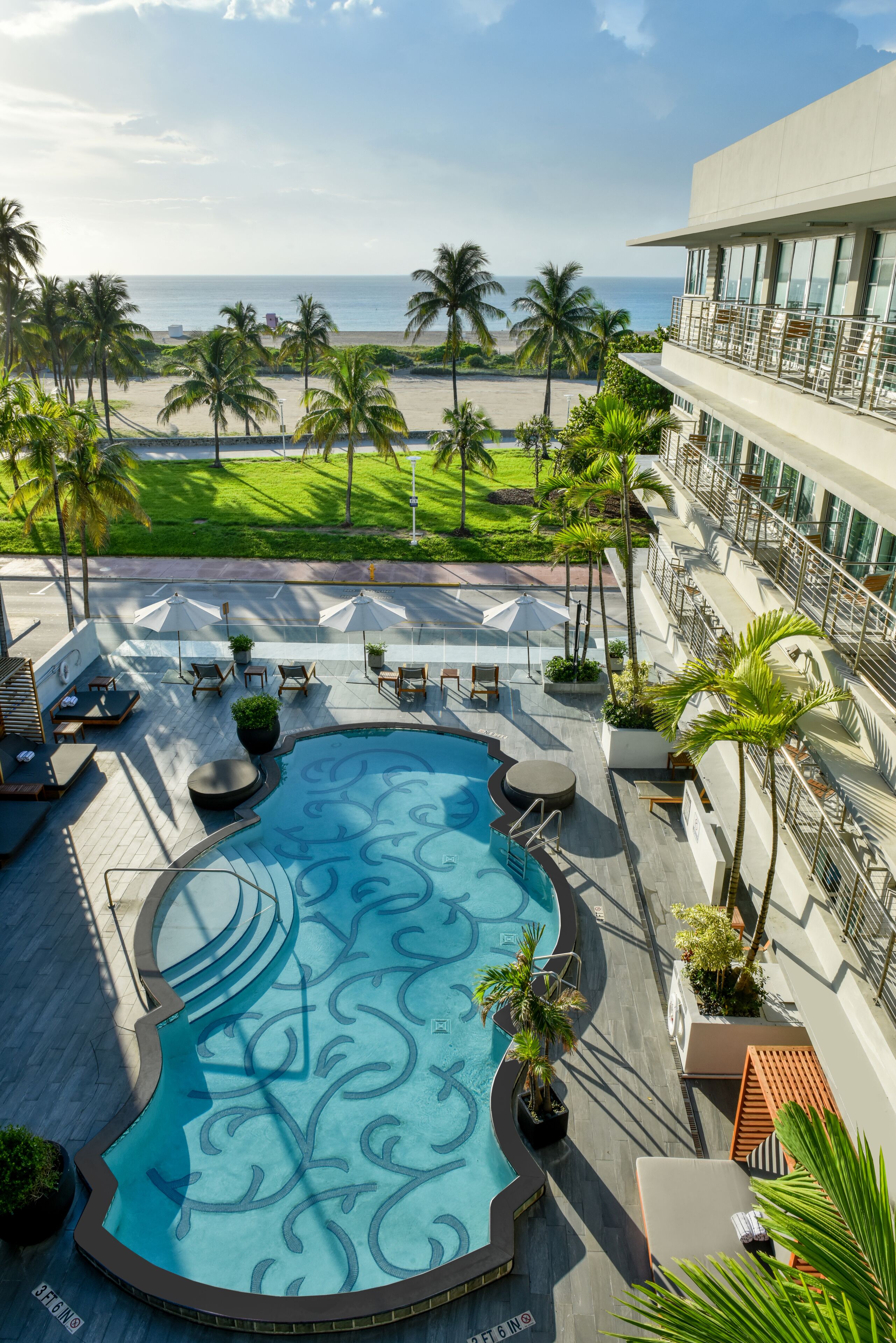 Outdoor pool, free cabanas, sun loungers