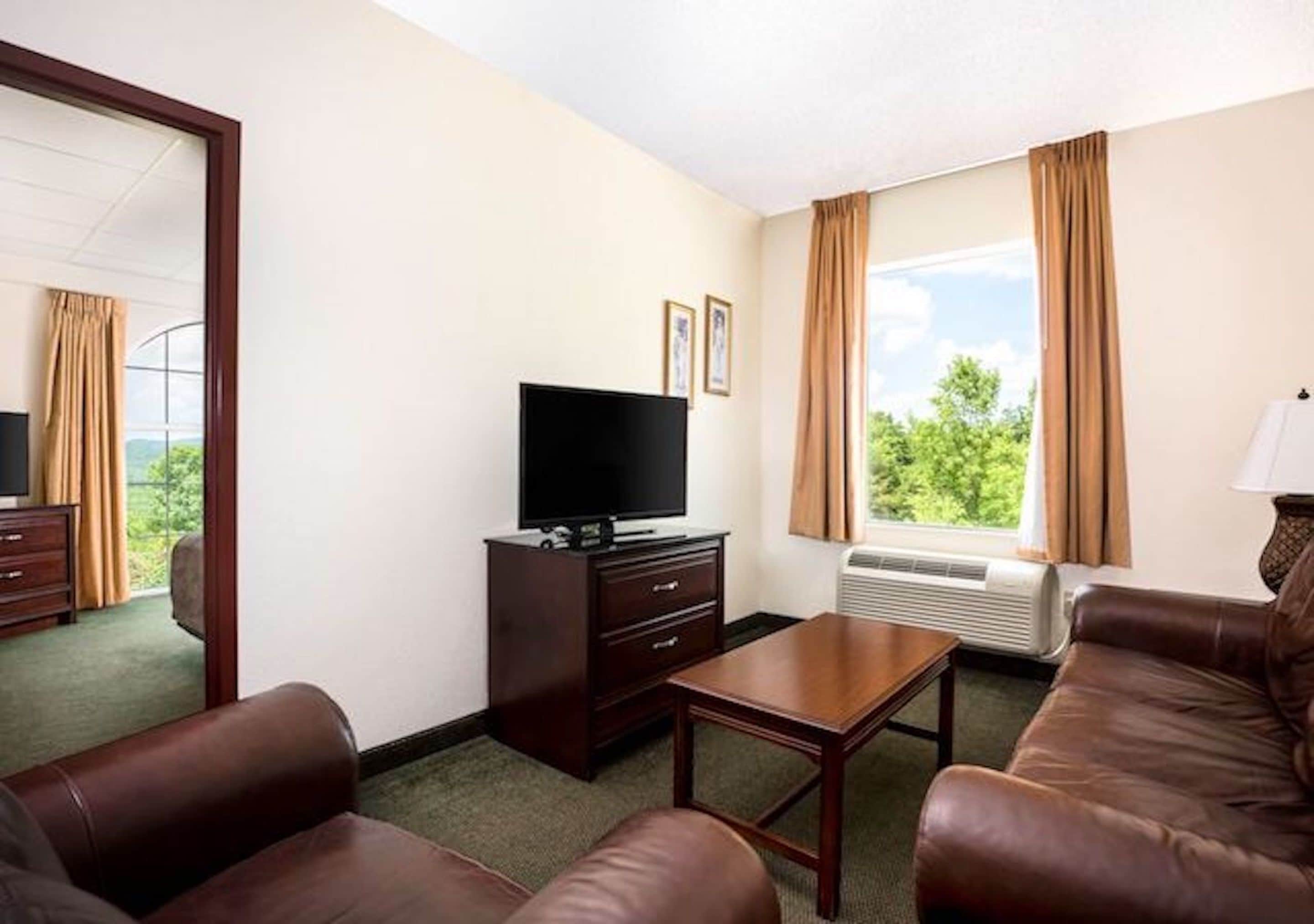 suite, jetted tub | living area | 39-inch flat-screen tv with cable channels, tv