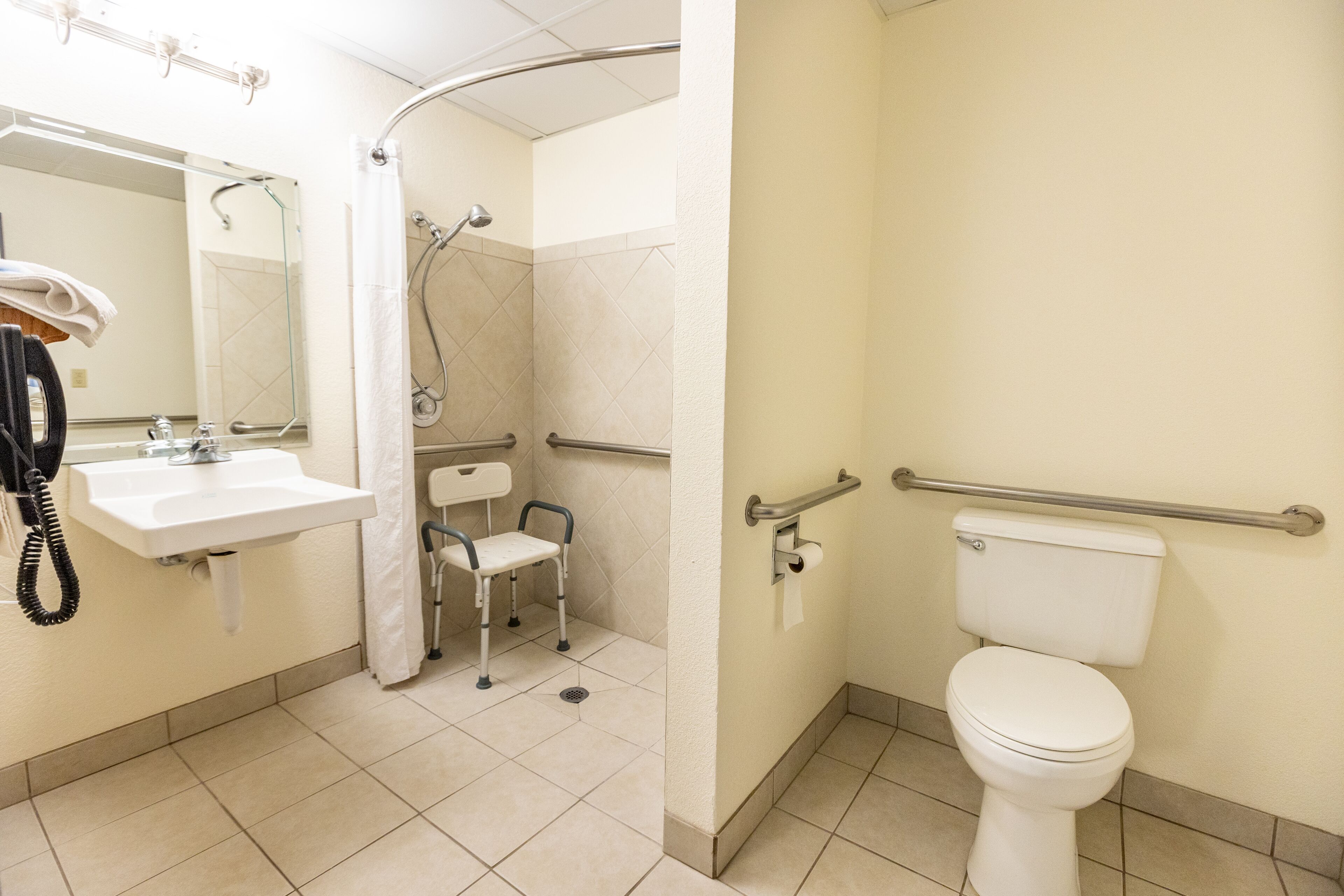 Un baño con lavabo, inodoro y ducha.