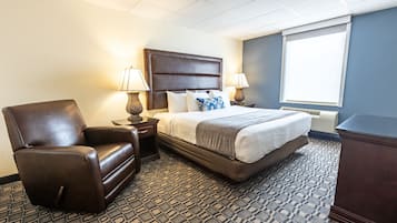 Classic Room, 1 King Bed | Desk, blackout drapes, iron/ironing board, free WiFi