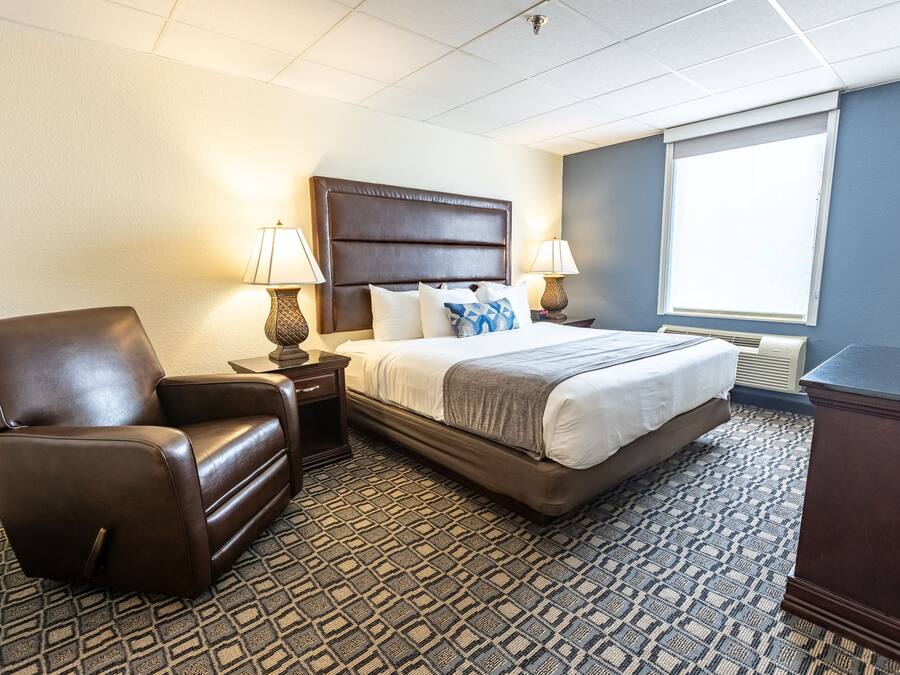 Classic Room, 1 King Bed | Desk, blackout drapes, iron/ironing board, free WiFi