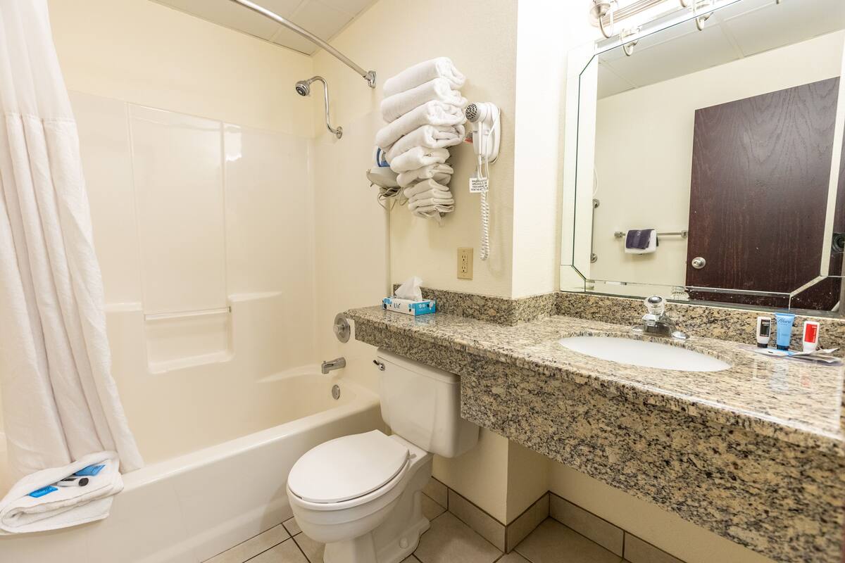 combined shower/bathtub, hair dryer, towels