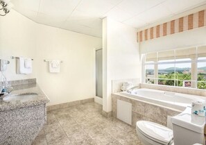 Süit, Sıcak Su Küveti | Banyo imkân ve özellikleri | Duş/küvet kombinasyonu, saç kurutma makinesi, havlu 
