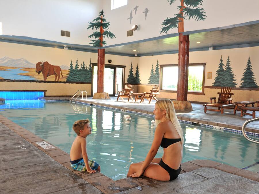 Una piscina cubierta, una piscina al aire libre
