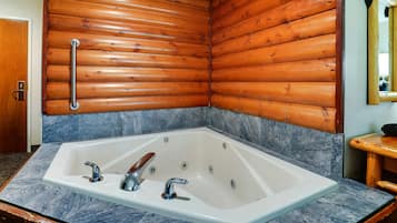 Suite superior, 1 cama de matrimonio grande con sofá cama, bañera de hidromasaje | Escritorio, tabla de planchar con plancha, wifi gratis y ropa de cama