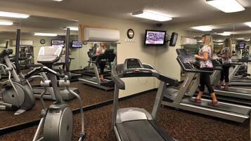 Ein Fitnessstudio mit mehreren Laufbändern, Ergometer und Trainingsgeräten.
