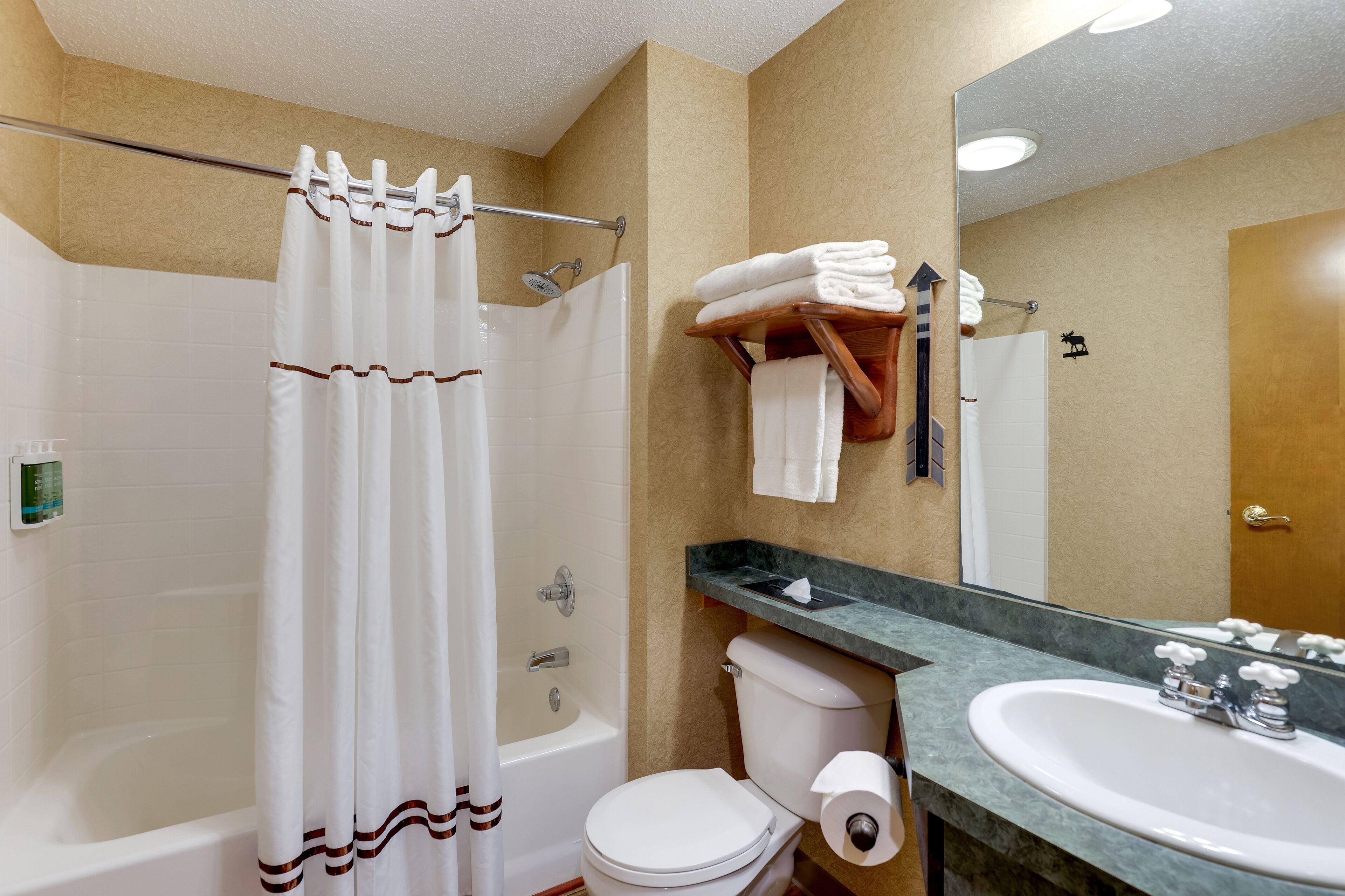 superior room | bathroom | combined shower/bathtub, free toiletries, hair dryer, towels