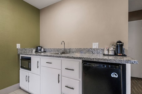 Mini-fridge, microwave, coffee/tea maker. Heritage Inn Yosemite/Sonora