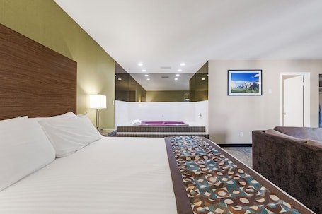 Deluxe Suite, 1 King Bed, Non Smoking, Jetted Tub | Blackout drapes, iron/ironing board, free WiFi, bed sheets. Heritage Inn Yosemite/Sonora
