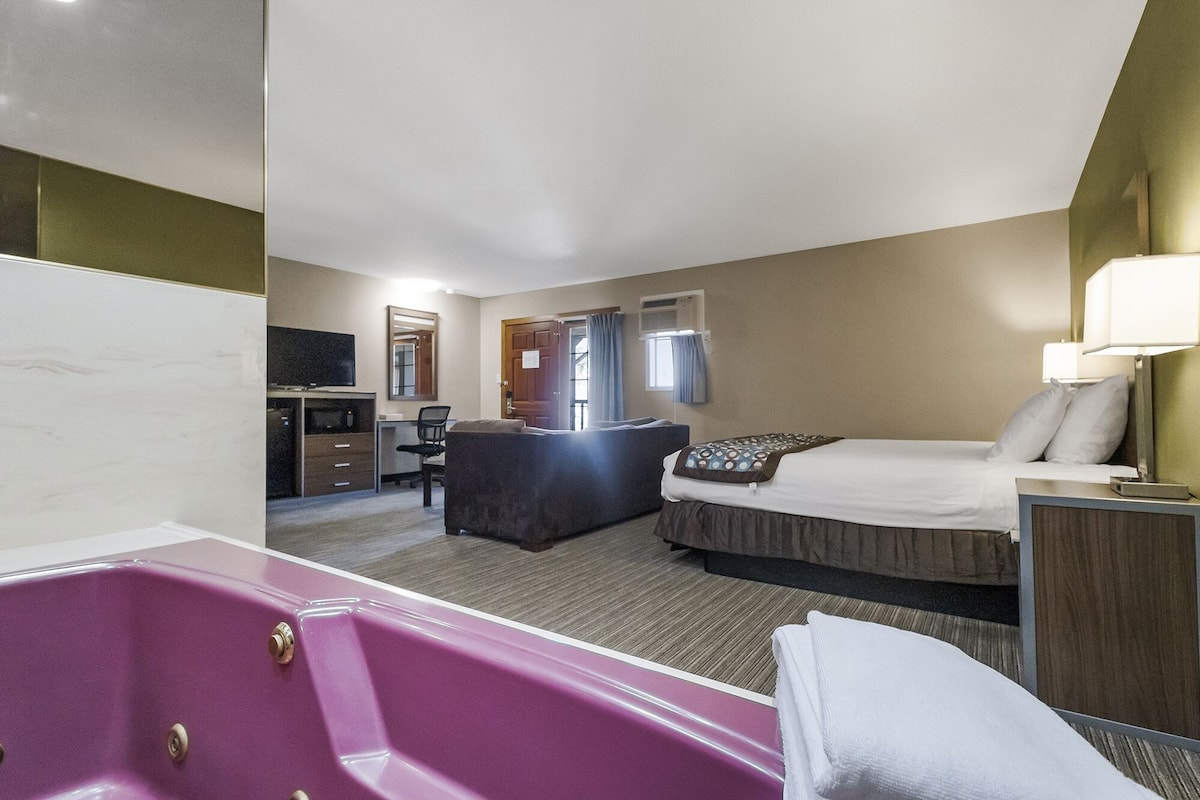 Suite Deluxe, 1 trĂšs grand lit, non-fumeurs, baignoire Ă jets | 1 chambre, rideaux occultants, fer et planche Ă repasser, Wi-Fi gratuit