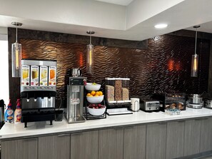 Free daily self-serve breakfast - Heritage Inn Yosemite/Sonora (Sonora)