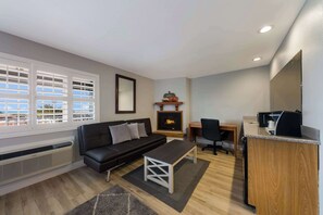 Desk, laptop workspace, blackout curtains, iron/ironing board - Comfort Inn near Hearst Castle - Cambria (San Simeon)