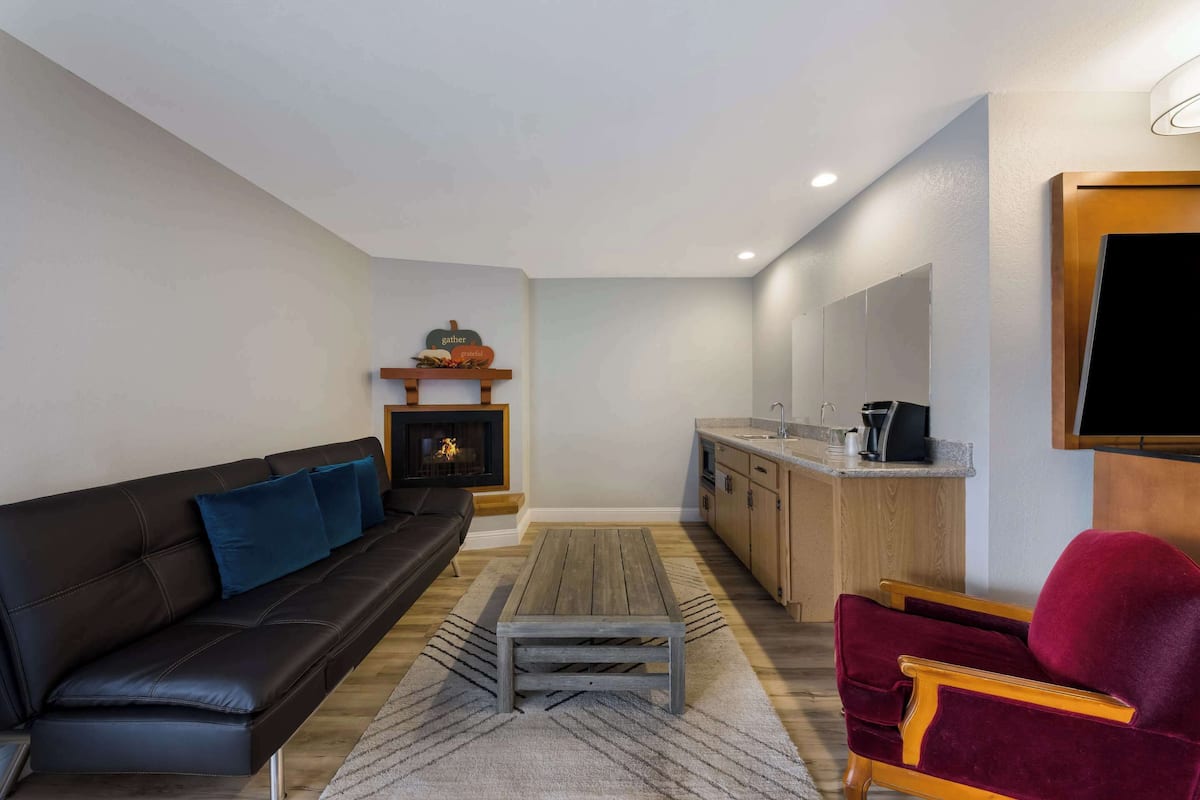 Suite, 1 trĂšs grand lit, non-fumeur | Bureau, espace de travail pour ordinateurs portables