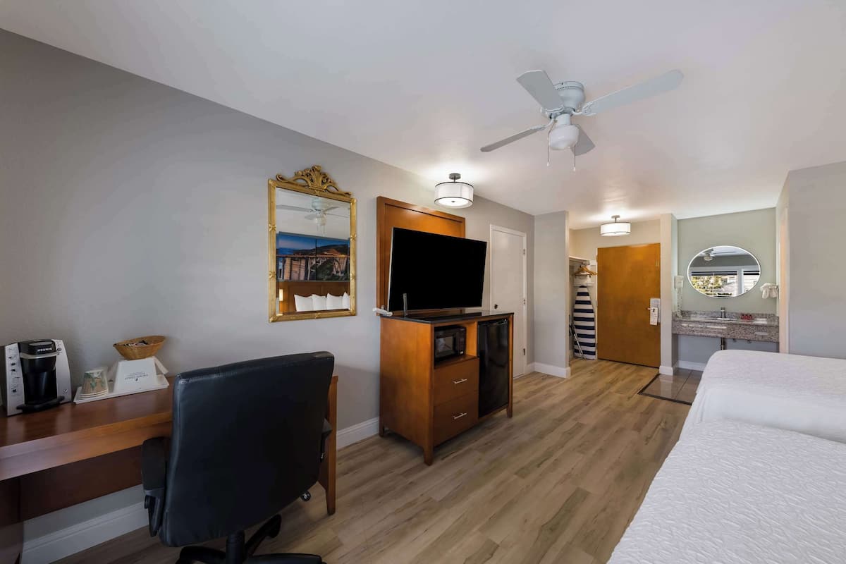 Chambre Standard, 2 grands lits, non-fumeur | Bureau, espace de travail pour ordinateurs portables