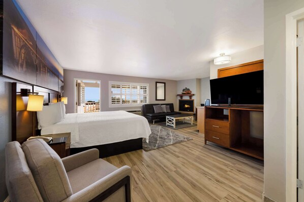 Desk, laptop workspace, blackout curtains, iron/ironing board - Comfort Inn near Hearst Castle - Cambria (San Simeon)