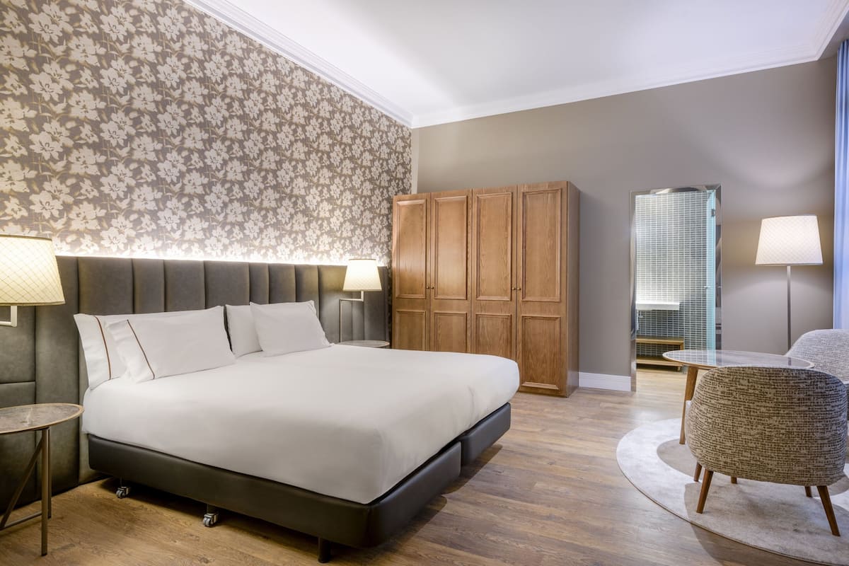Deluxe Room, 2 Twin Beds | Hypo-allergenic bedding available, minibar, in-room safe, desk