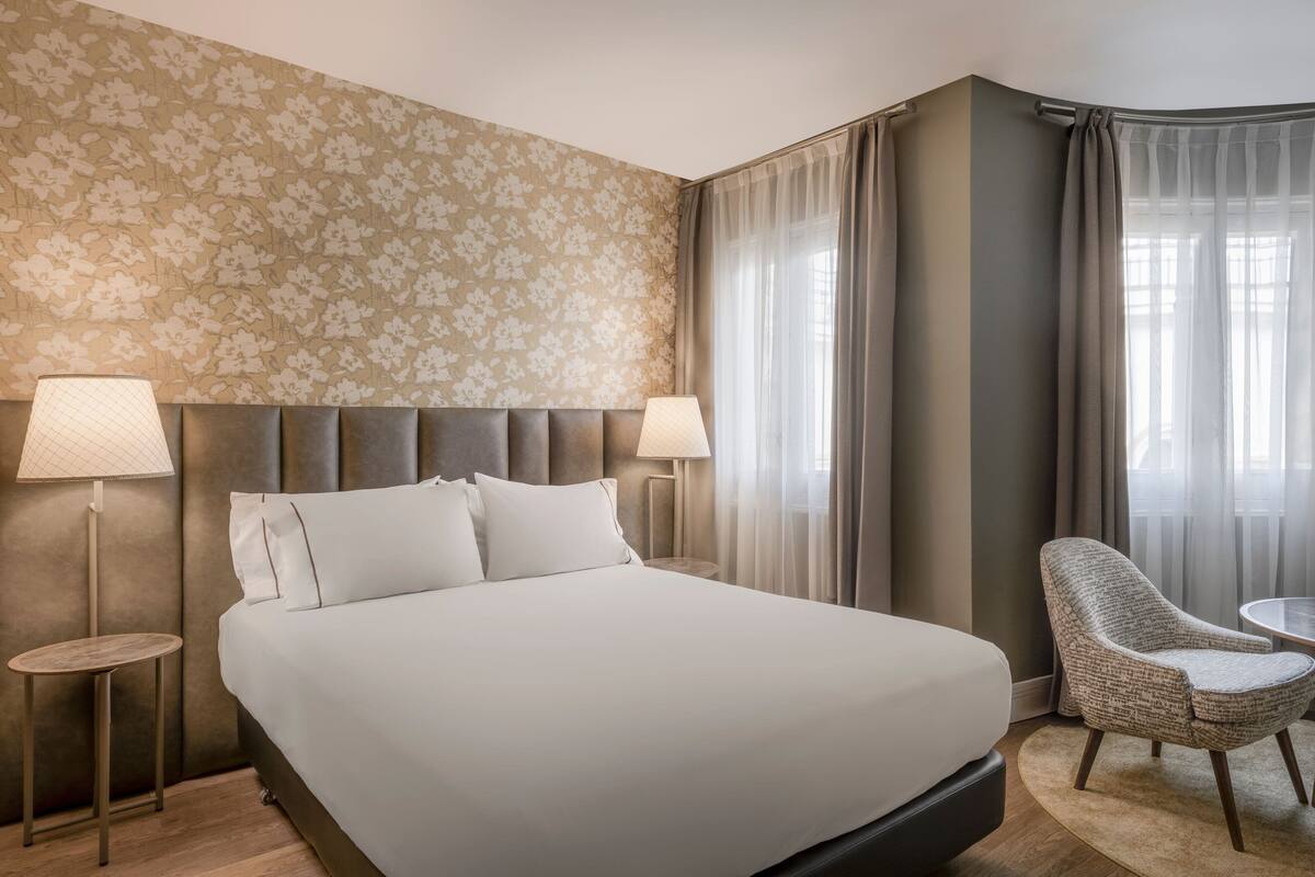 Deluxe Room, 1 Queen Bed, Non Smoking